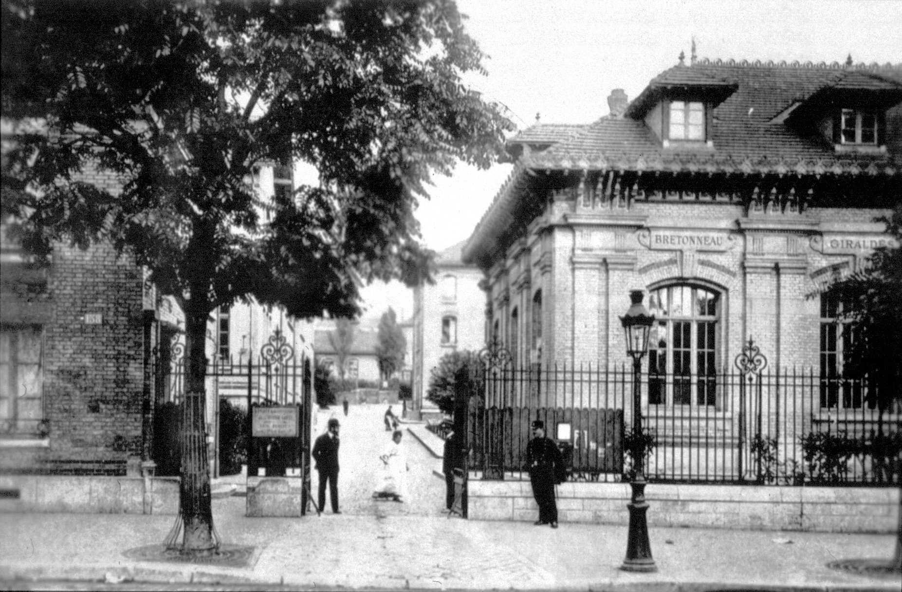 Entrée de l'hôpital Armand-Trousseau au début du XXe siécle
